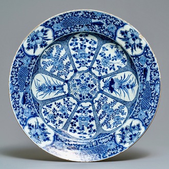 Een grote Chinese blauwwitte schotel met pauwenrand, Kangxi